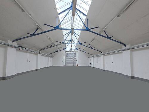 Halle nach Bodenbarbeitung - 