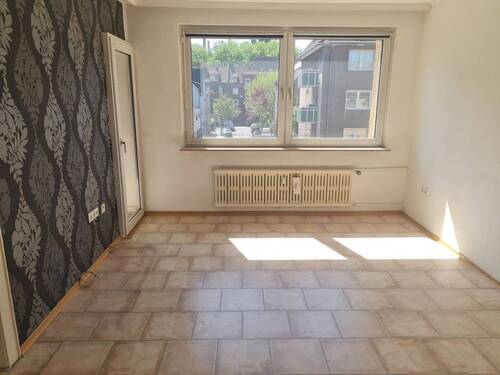Wohnzimmer - 4-Zimmer-Wohnung im 2. OG mit Balkon zu vermieten!