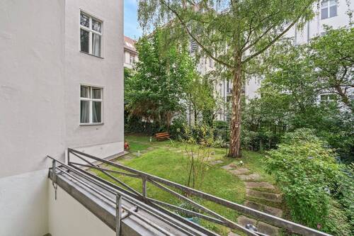 Von der zweiten Loggia hat man einen wunderbaren Blick in den Garten - 