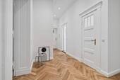 Die Wohnung empfängt mit einem großzügigen Flur - 