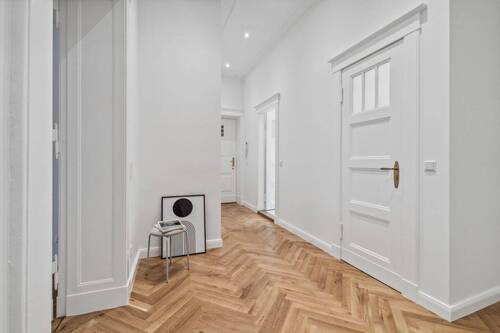 Die Wohnung empfängt mit einem großzügigen Flur - 