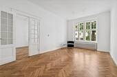 Wohnzimmer zu einer ruhigen Strasse ausgerichtet - 