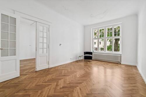 Wohnzimmer zu einer ruhigen Strasse ausgerichtet - 