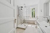 Badezimmer mit Wanne und Dusche - 