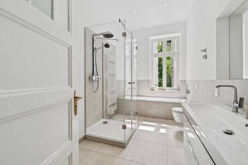 Badezimmer mit Wanne und Dusche - 