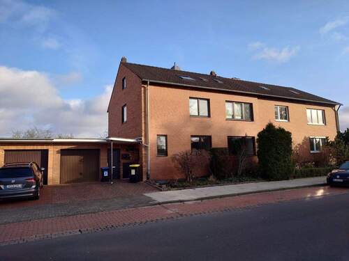 Hausfront-Eingang - Gemütliche 2-Z. DG-Wohnung (OG2)- ab 01.03.2026 Frei