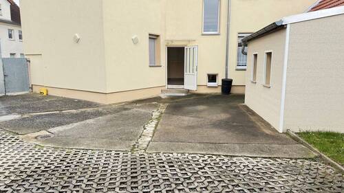 weitere Hofansicht zum Wohnhaus - 1 Zimmer Reihenendhaus in Groitzsch