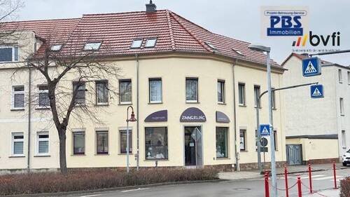 Objektansicht mit Ladenfront - Reihenendhaus in Groitzsch zum Kaufen