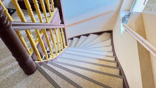 Treppenaufgang zu den Wohnbereichen - 