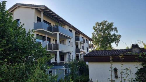 Ansicht Haus / Balkon - 60+ wohnen mit Niveau. 3-Zimmer-Mietwohnung mit sonnigem Balkon