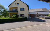 Strassenansicht - 7 Zimmer Mehrfamilienhaus, Wohnhaus zum Kaufen in Emmelshausen