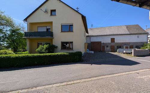 Strassenansicht - 7 Zimmer Mehrfamilienhaus, Wohnhaus zum Kaufen in Emmelshausen