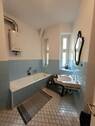 Bad mit Wanne und Fenster - 