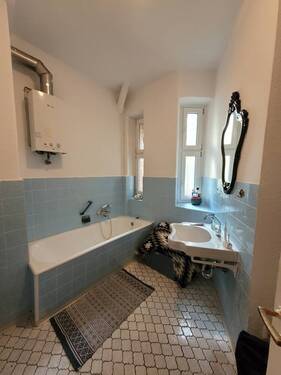 Bad mit Wanne und Fenster - 