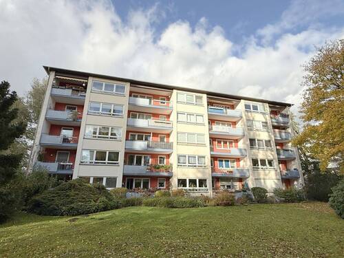 Hausansicht - Große 3 Zimmer-Wohnung mit Süd-Balkon in ruhiger Wohnlage