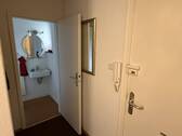 Wohnungstür und Gäste-WC - 