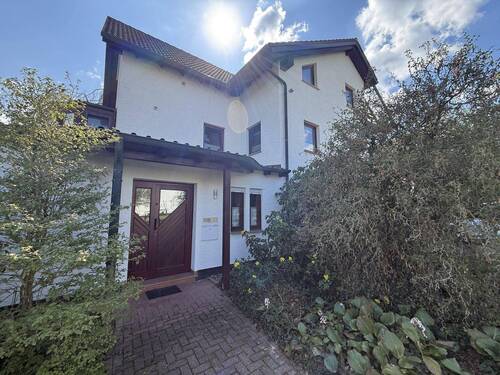 Vorderansicht - Massives, hochwertiges Einfamilienhaus mit 2 Einheiten & viel Wohnkomfort in FritzlarZüschen