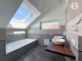Bad mit Badewanne, Dusche und WC - 