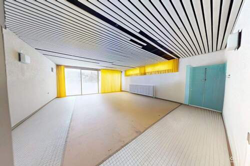 Schwimmhalle (Möbel mit KI entfernt) - 
