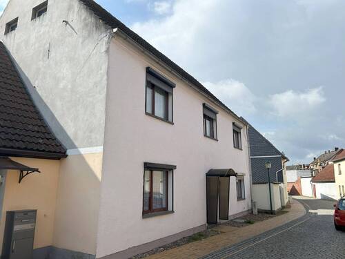 Haus Vorderansicht 2 - 7 Zimmer Reihenendhaus zum Kaufen in Bad Schmiedeberg