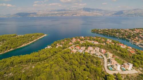 Umgebung von Oben - Einmaliges Villenensemble in traumhafter Lage von Splitska in Kroatien