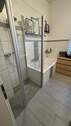 Bad mit Dusche, Wanne und seitlichem WC - 