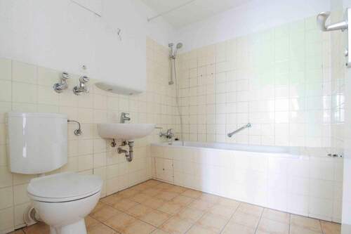 Badezimmer 4.OG Mitte rechts - 