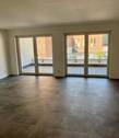 Wohn-/ Essbereich mit Zugang zum Balkon - 