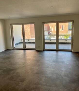 Wohn-/ Essbereich mit Zugang zum Balkon - 