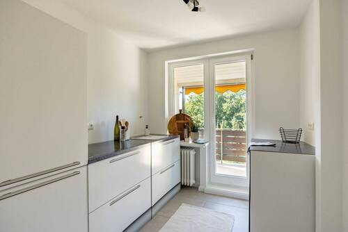 Küche mit Zugang zum Balkon - 