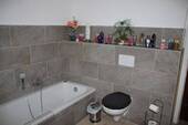 Badezimmer - Badewanne und WC - 