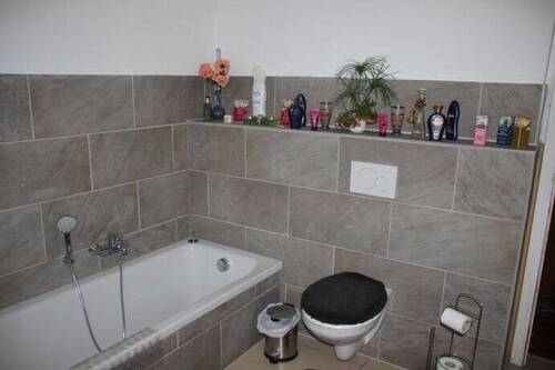 Badezimmer - Badewanne und WC - 