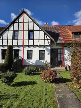 Vorderansicht - Reihenmittelhaus auf großem Grundstück