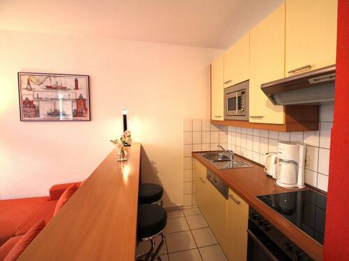 Küche mit Theke im Wohnraum - 2 Zimmer Etagenwohnung in Cuxhaven