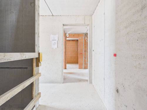 Aufzug links und Wohnungseingang - 