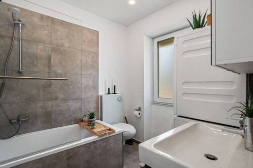 Wohnung 1 Badezimmer mit Badewanne - 