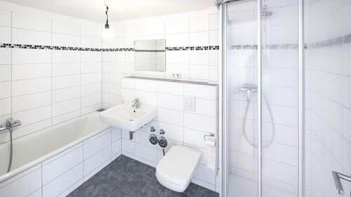 Modernes Badezimmer mit Dusche - 