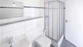 Modernes Badezimmer mit Dusche - 