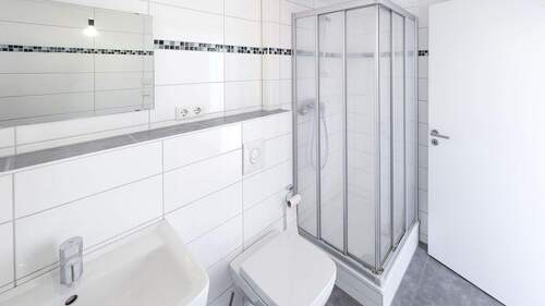 Modernes Badezimmer mit Dusche - 