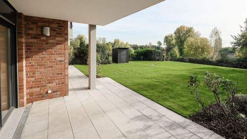 Monheim Terrasse mit Rasen - 