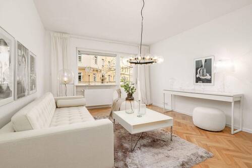 Wohnzimmer - Sofort einziehen - Designerbad, Fischgrätparkett & neue Isolierfenster