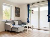 Wohnzimmer mit Zugang auf den Balkon (Beispielfoto) - 2 Zimmer Etagenwohnung in Ammersbek