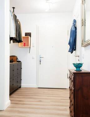 Flur mit Blick zur Wohnungstür - 