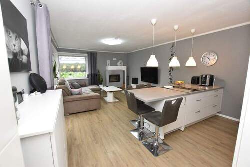 Wohnzimmer mit offener Küche - 