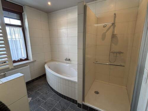 Bad mit Dusche und Wanne - 