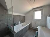 Badezimmer mit Dusche und Badewanne - 