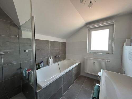 Badezimmer mit Dusche und Badewanne - 