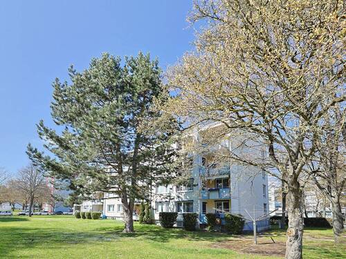 Hausansicht mit Blick ins Grüne - Gepflegte Eigentumswohnung mit sonnigem Südbalkon und modernisierter Ausstattung