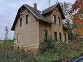 Straßenseite.jpg - Komplett zu sanierendes freistehendes Einfamilienhaus + 5 Garagen + 3 zusätzliche Bauplätze!