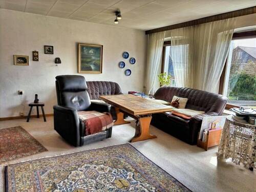 großzügiges Wohnzimmer oben - 